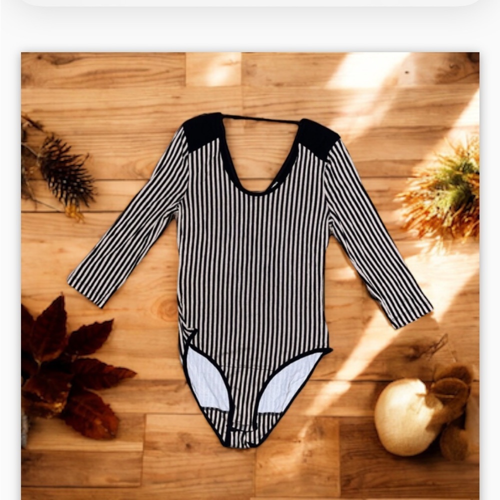 H&M Striped Contrast Black-White Bodysuit detail neckline -V Neckline EUC Sz 6🖤